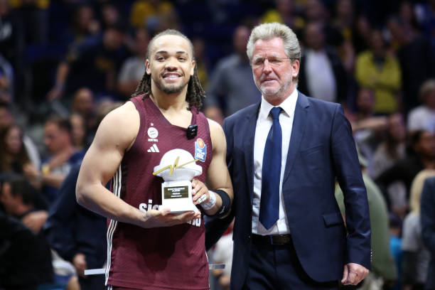 显示了他在 显示了他在